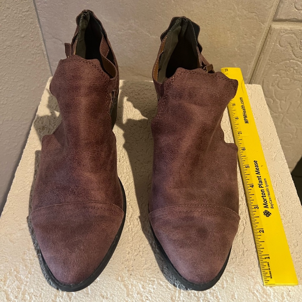 Ladies plum suede ankle boots with buckles sz 6.5